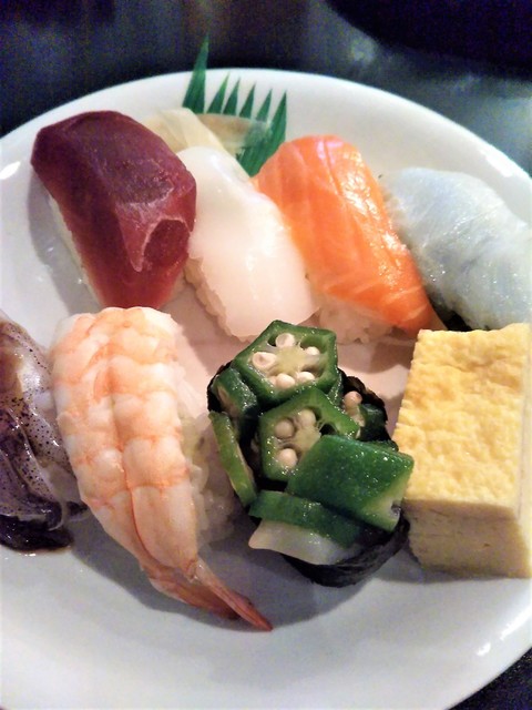 カラオケでお寿司.jpg